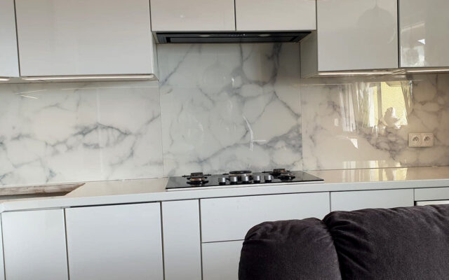 Panel szklany biały marmur w kuchni Leszno